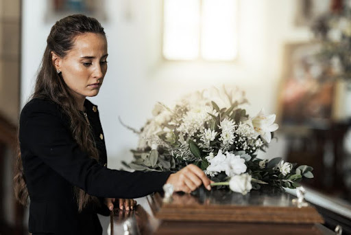 Mujer que tiene servicio de planes funerarios en Medellín