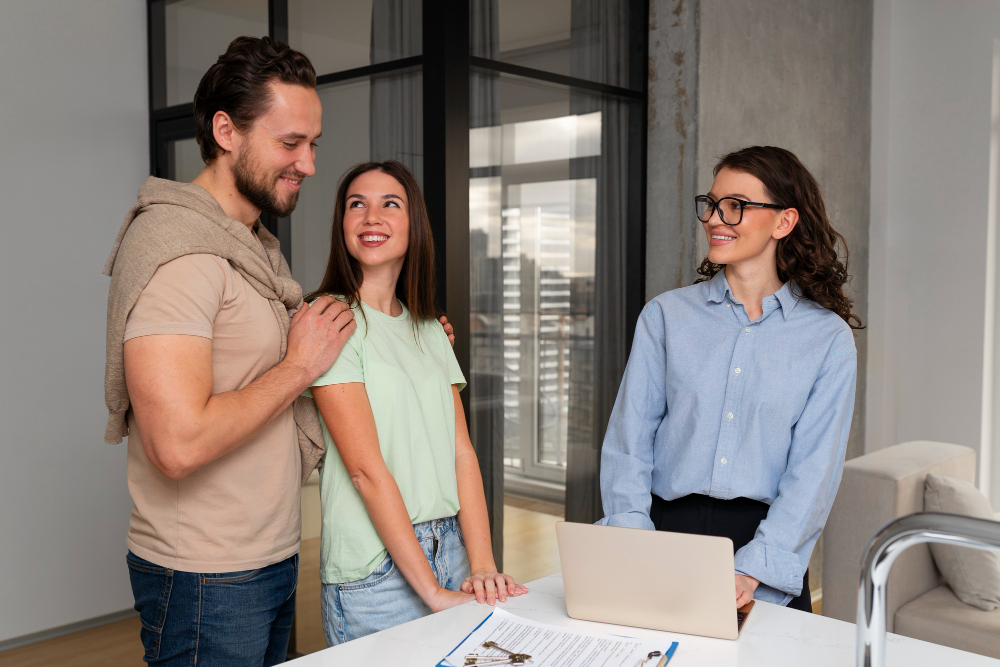 Pareja recién casada eligiendo su plan familiar exequial