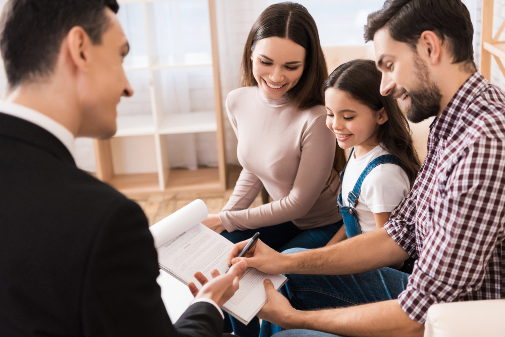 Familia reunida eligiendo su plan exequial familiar
