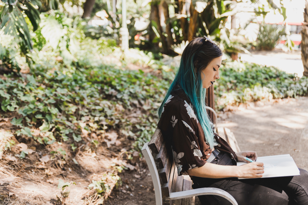 Persona con discapacidad cognitiva pensando en la noticia de la muerte de su ser querido