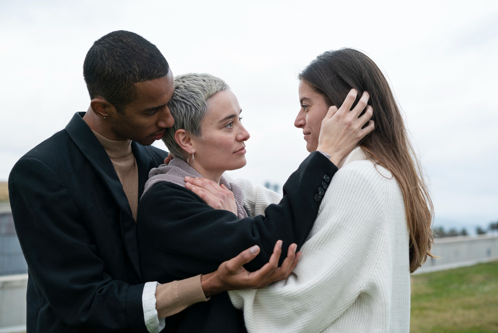 Amigos acompañándose en el proceso del duelo