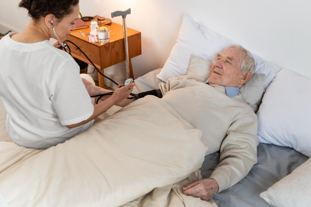 Enfermera atendiendo a anciano en sus cuidados paliativos