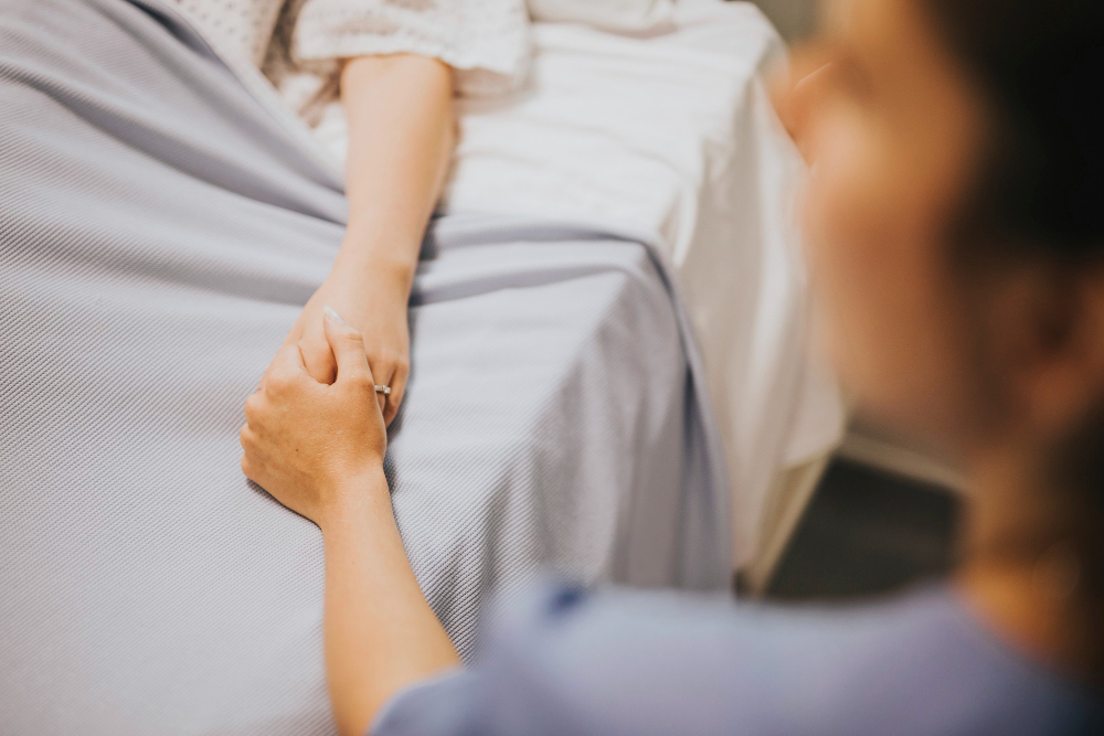 Esposa acompañando a su pareja en los Cuidados paliativos